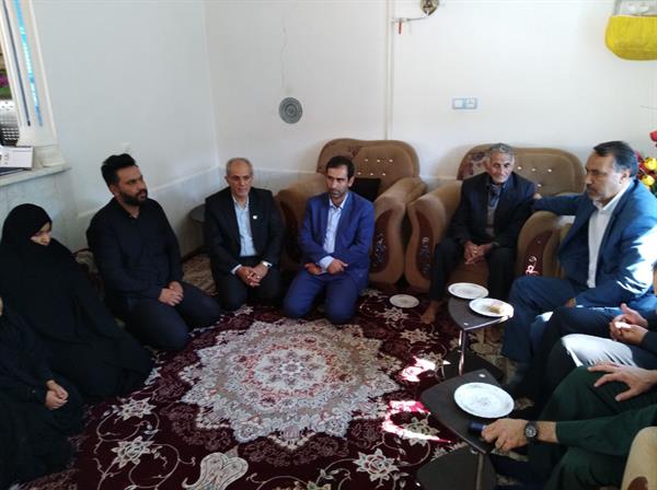 تجدید میثاق با شهیدان: به مناسبت گرامیداشت هفته بسیج مدیرکل ارتباطات و فناوری اطلاعات به همراه جمعی از مسئولین استانی با خانواده شهید مدافع حرم دیدار و گفتگو کردند.