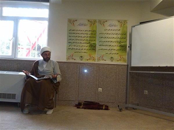 برگزاری کلاس تفسیر قرآن کریم در طول ماه مبارک رمضان در نمازخانه اداره کل ارتباطات و فناوری اطلاعات استان فارس