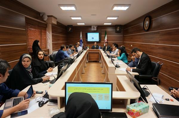 مدیرکل ارتباطات و فناوری اطلاعات فارس در نشست مطبوعاتی با خبرگزاری ها گزارشی از وضعیت حوزه ارتباطات و فناوری اطلاعات استان فارس ارائه کرد