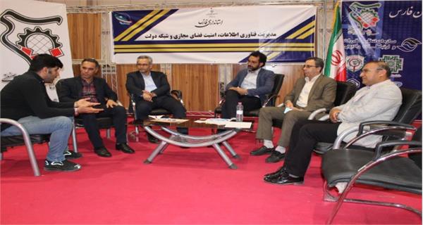 مدیرکل ICT فارس با حضور در میز خدمت پاسخگوی مراجعین مردمی شد