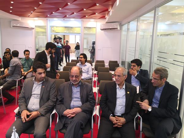 ملاقات و گفتگوی مدیرکل دفتر نوآوری و حمایت از سرمایه گذاری وزارت ict با تیم های استارتاپی مستقر در شتاب دهنده کوانتوم