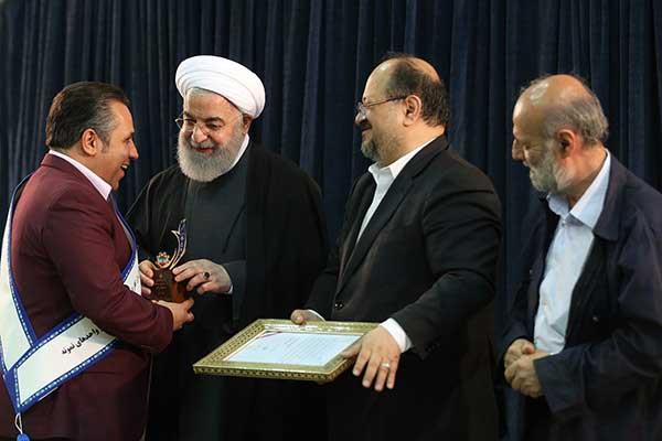 تقدیر از مدیرعامل کارخانجات مخابراتی ایران به عنوان مدیر واحد نمونه ملی به دست رییس جمهور